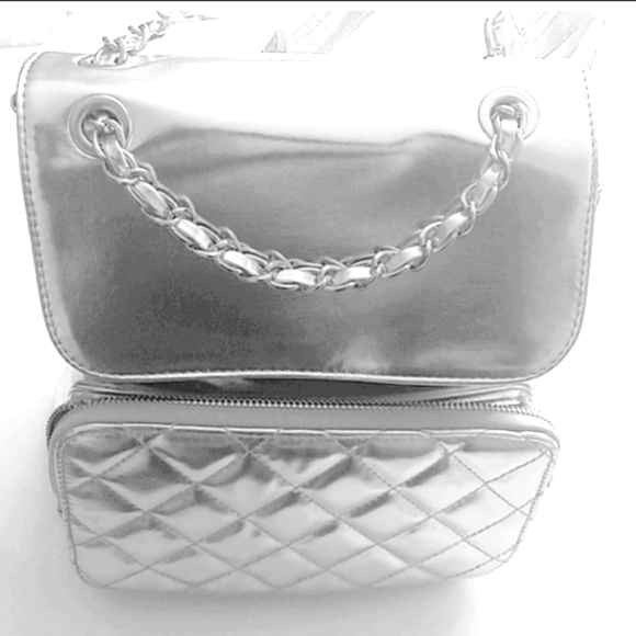 3/$20 🌻 Forever 21 Silver Quilted Backpack - Picture 6 of 7